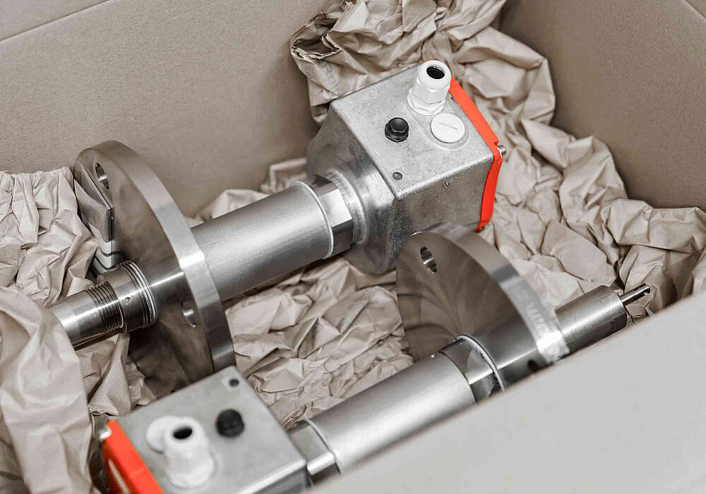 Zwei versandfertige Füllstandsmessgeräte in Verpackung
