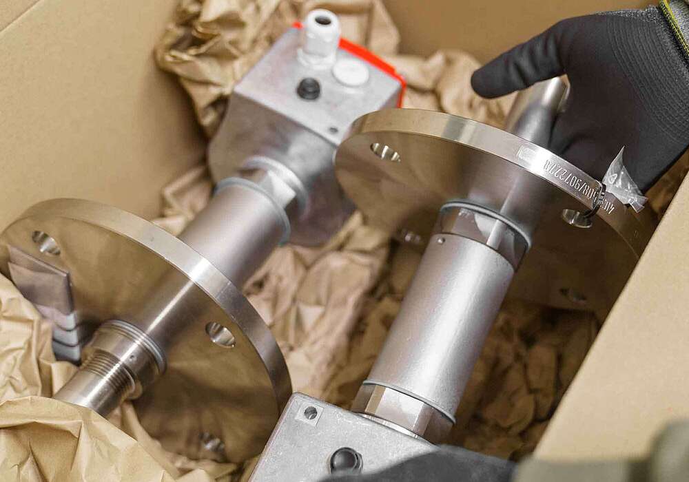 Mitarbeiter verpackt Messgeräte in Karton