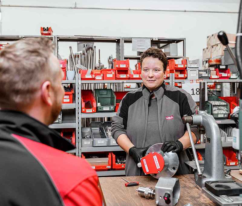 Zwei MBA Mitarbeiter im Gespräch mit dem MBA800 in der Hand